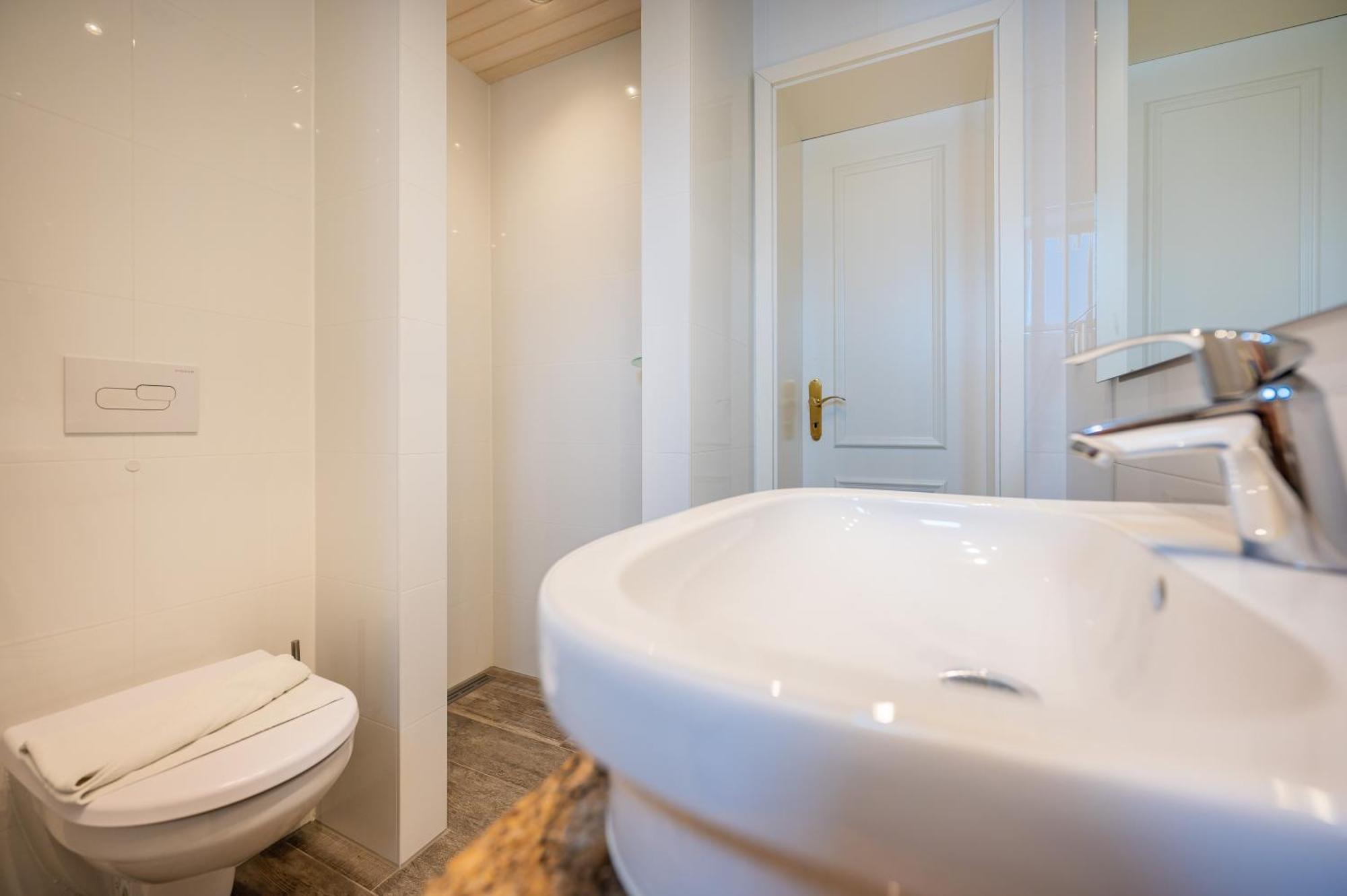 Single Room,1585472549:JPEG